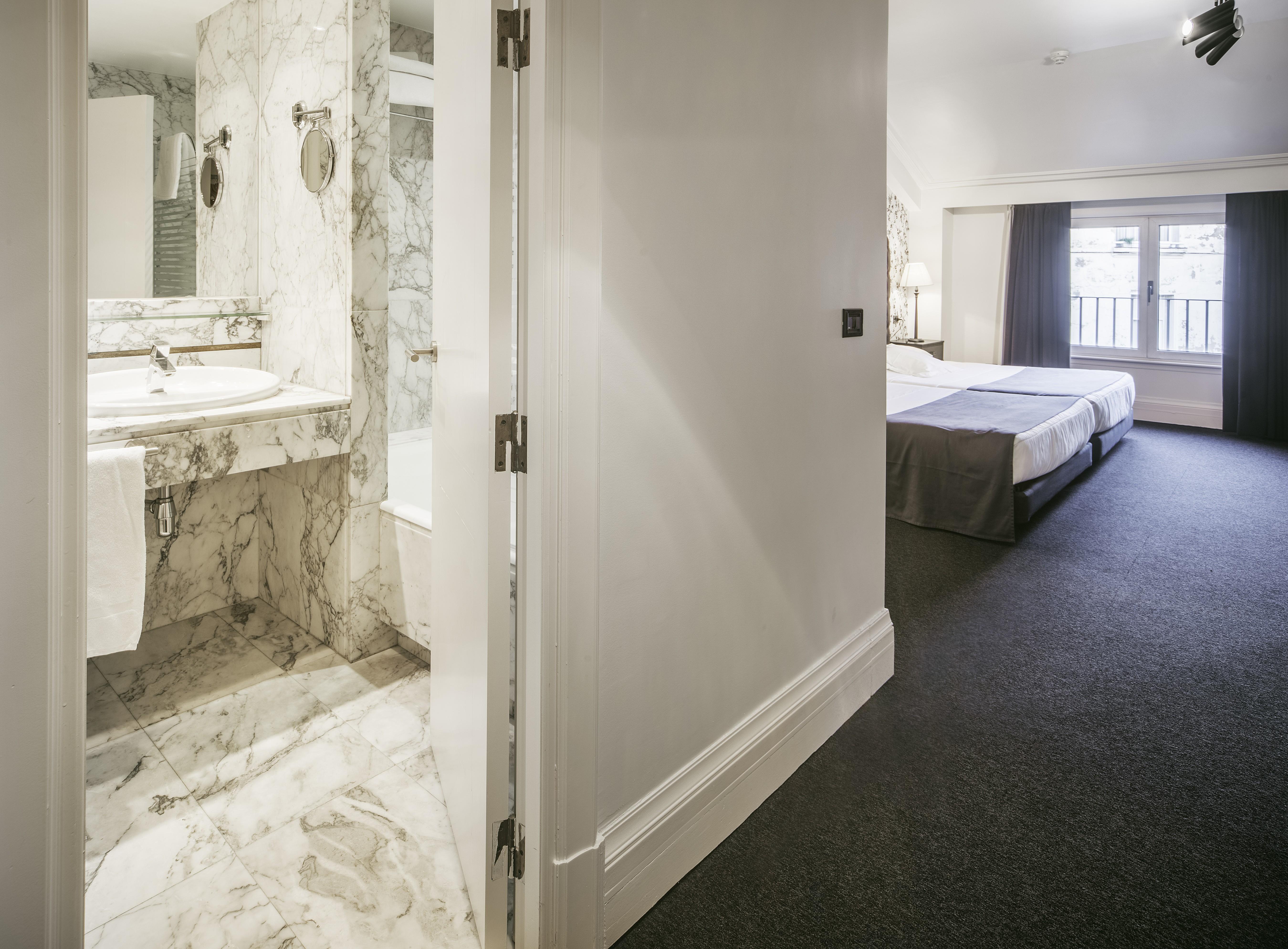 โรงแรมโลเปซเดอฮาโร บิลเบา ภายนอก รูปภาพ A room at the hotel