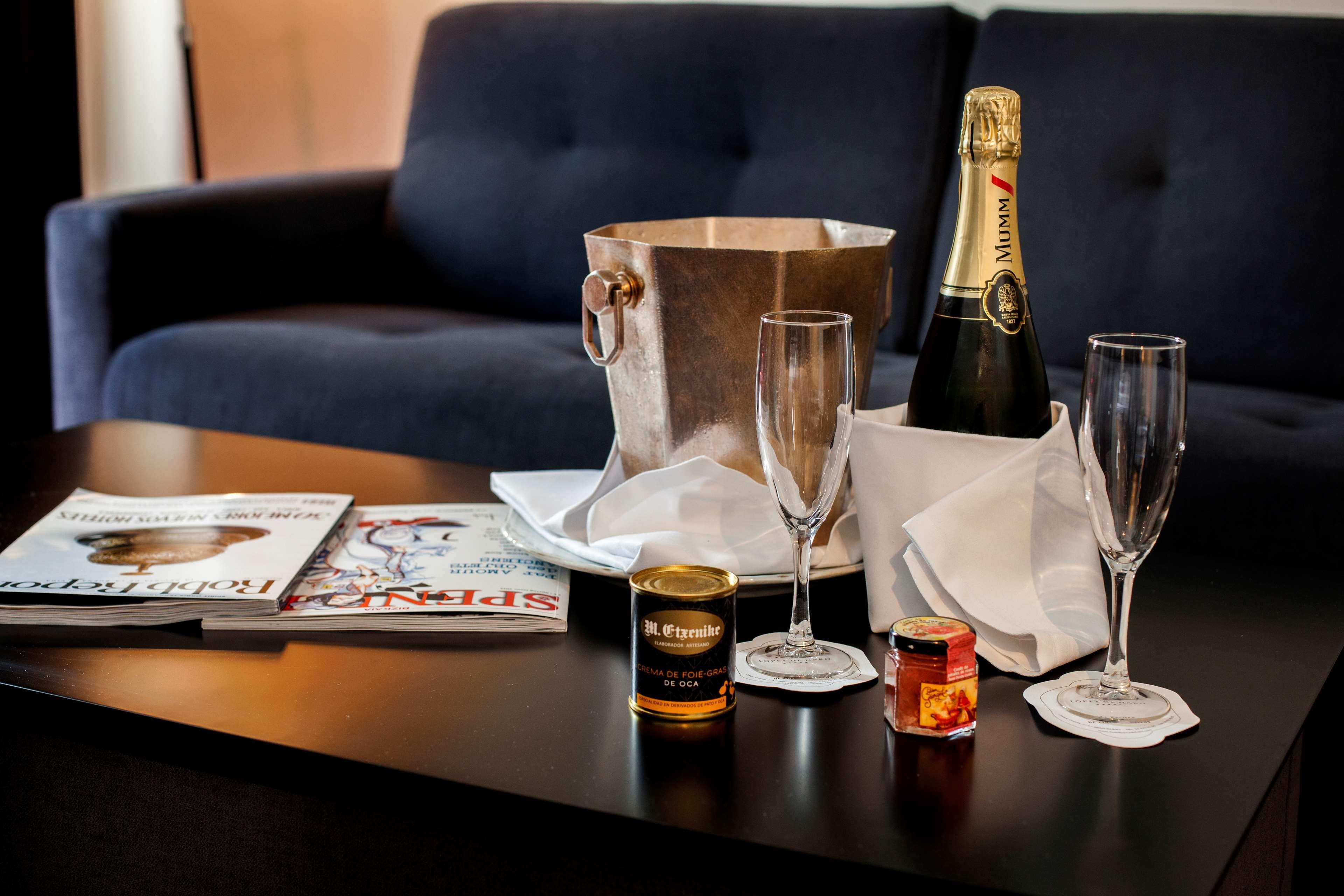โรงแรมโลเปซเดอฮาโร บิลเบา ภายนอก รูปภาพ Champagne and honey