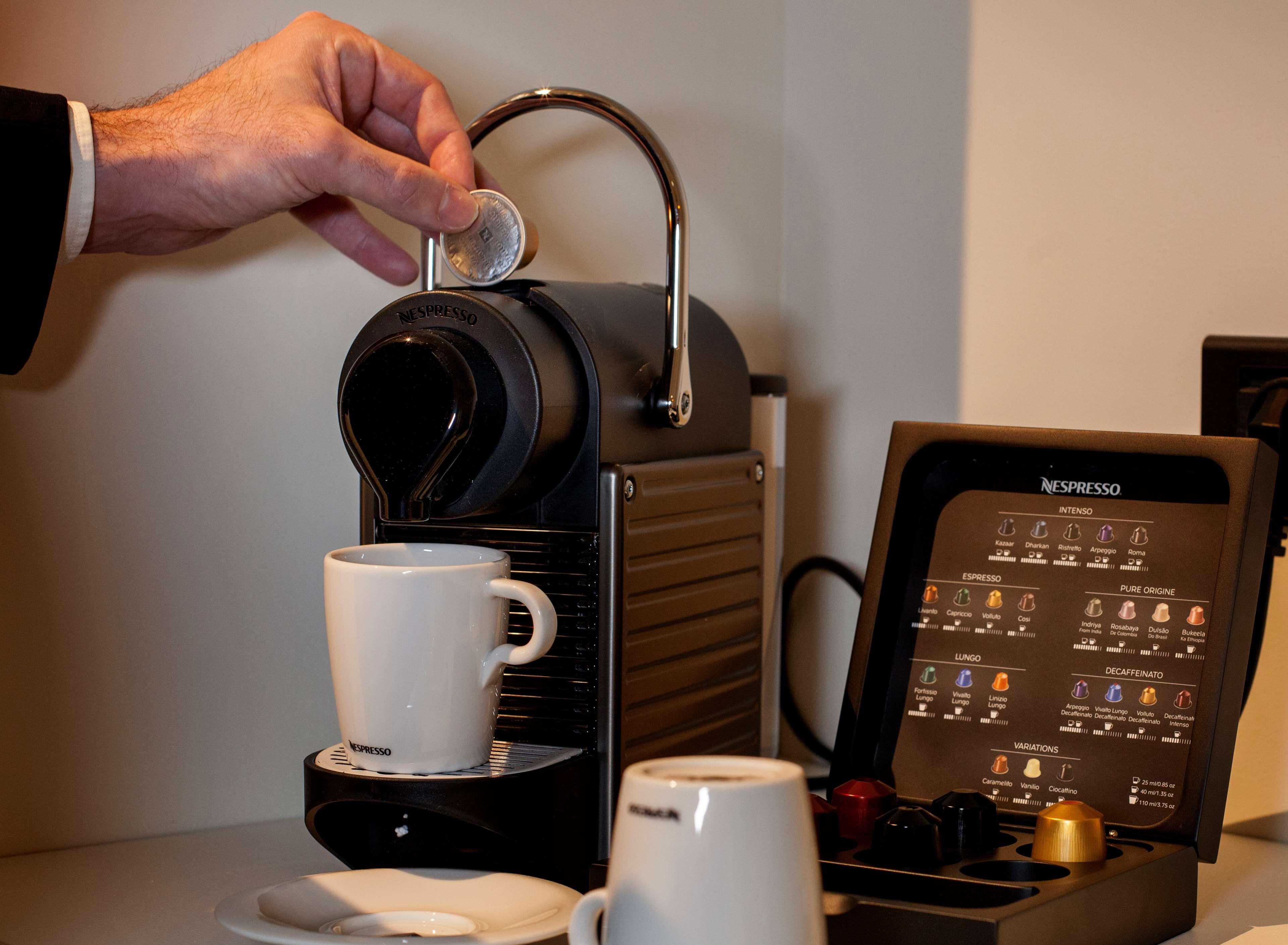 โรงแรมโลเปซเดอฮาโร บิลเบา ภายนอก รูปภาพ A Nespresso machine