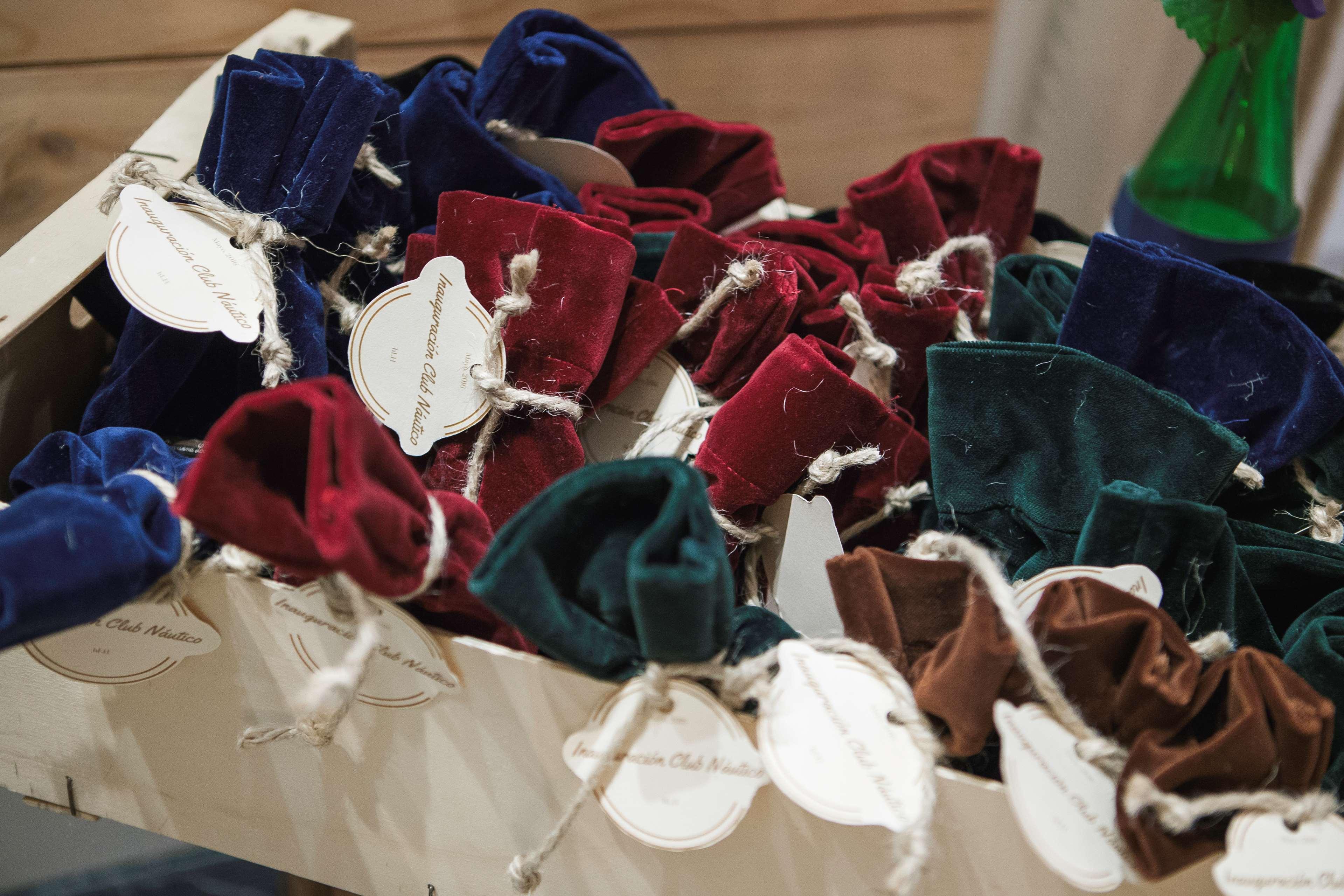 โรงแรมโลเปซเดอฮาโร บิลเบา ภายนอก รูปภาพ A selection of velvet pouches