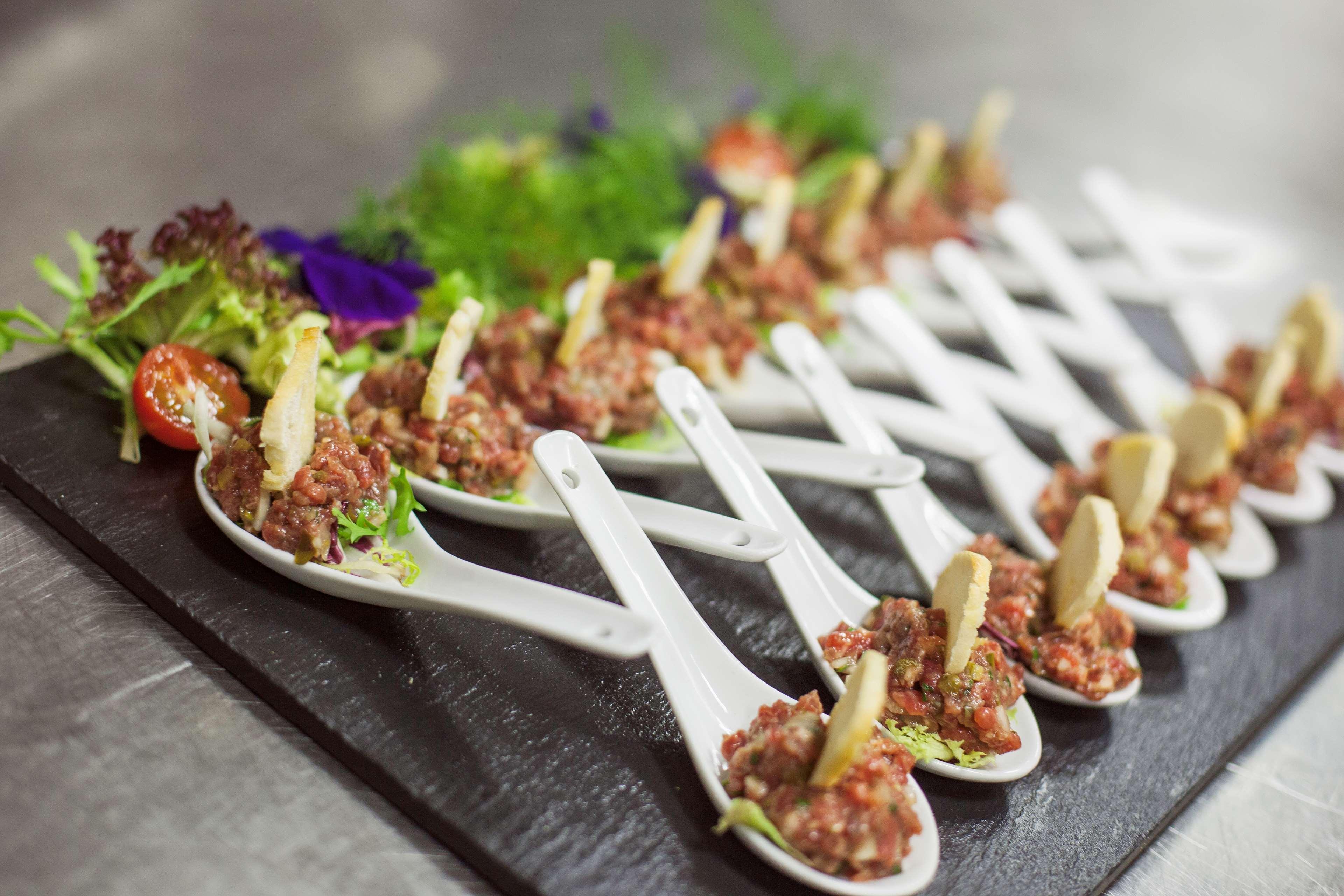 โรงแรมโลเปซเดอฮาโร บิลเบา ภายนอก รูปภาพ A serving of beef tartar