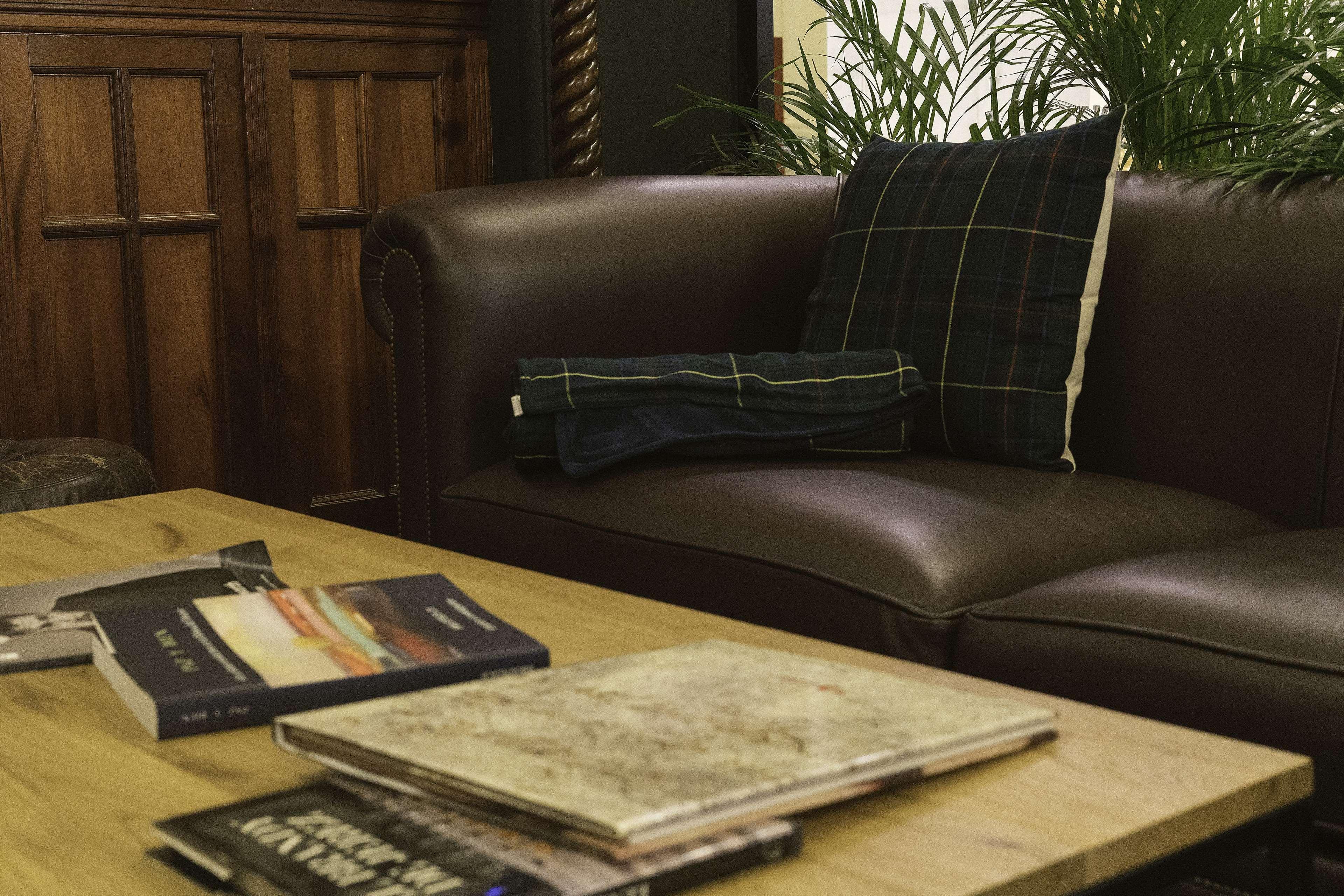 โรงแรมโลเปซเดอฮาโร บิลเบา ภายนอก รูปภาพ A tartan blanket