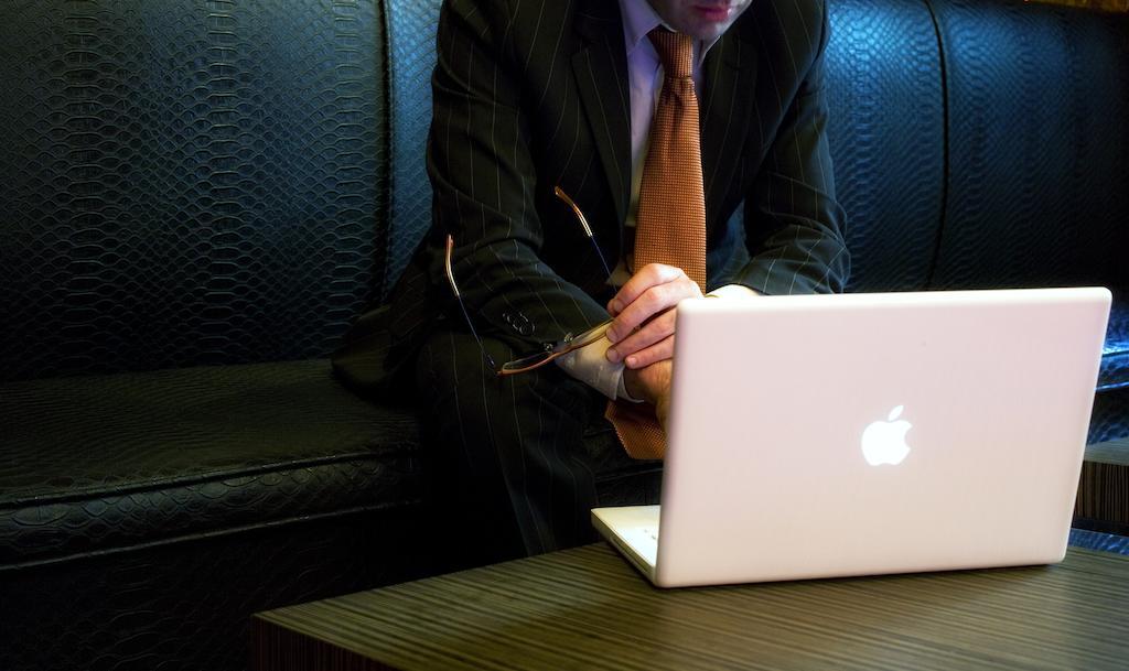 โรงแรมโลเปซเดอฮาโร บิลเบา ภายนอก รูปภาพ A man using a laptop
