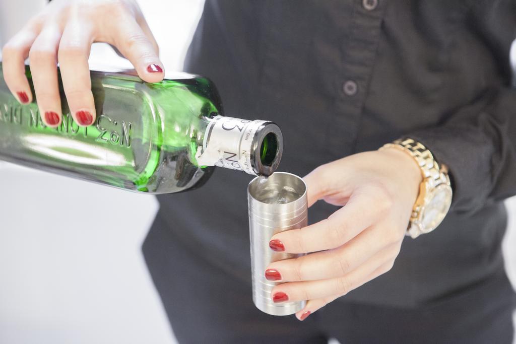 โรงแรมโลเปซเดอฮาโร บิลเบา ภายนอก รูปภาพ A bartender pouring absinthe